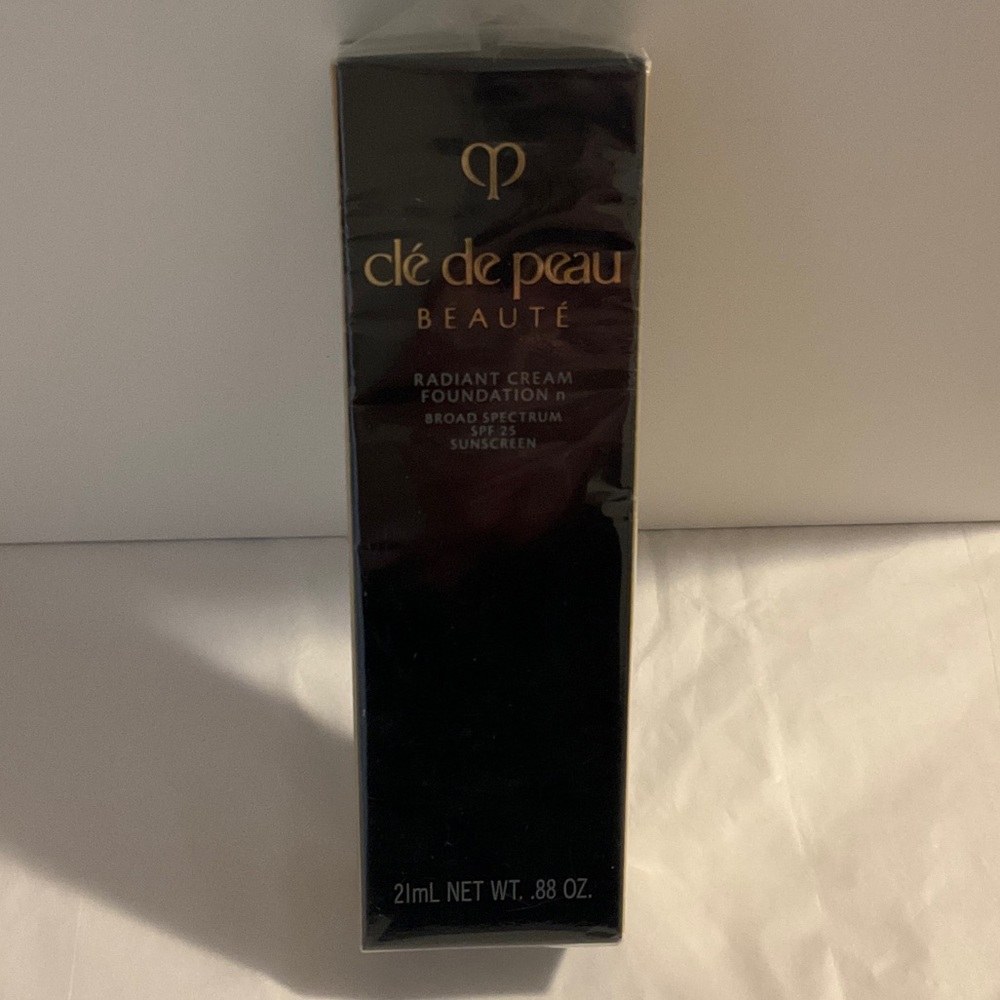 Cle de peau beaute radiant cream foundation 090 very deep ocher